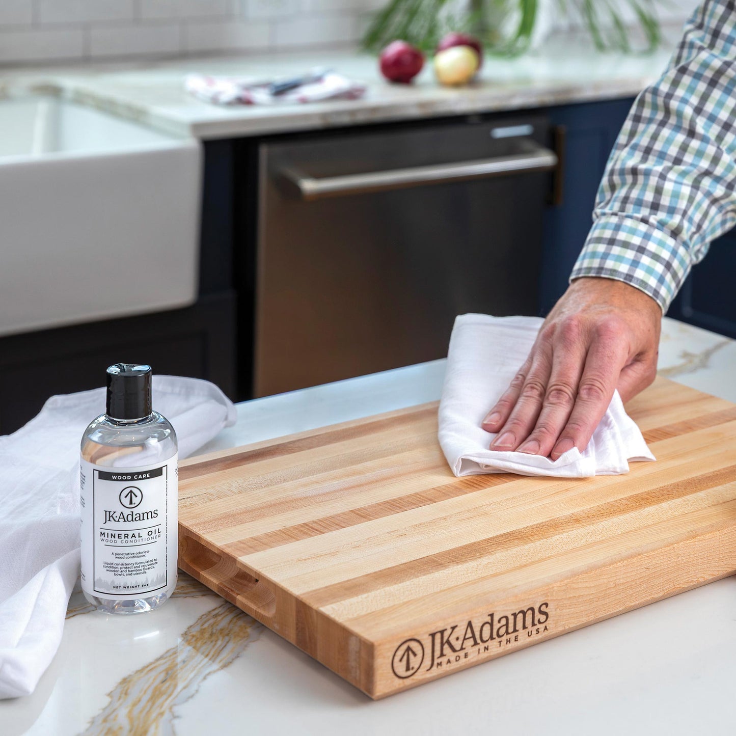 JK Adams Minieral Oil applying to a professional edge grain cutting board.